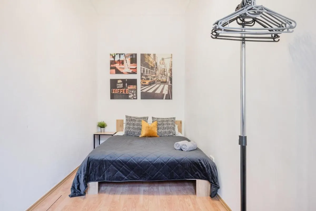 Apartment Mh008-Secluded Spacious Oasis-Best Location In Downtown Budapest Hungary