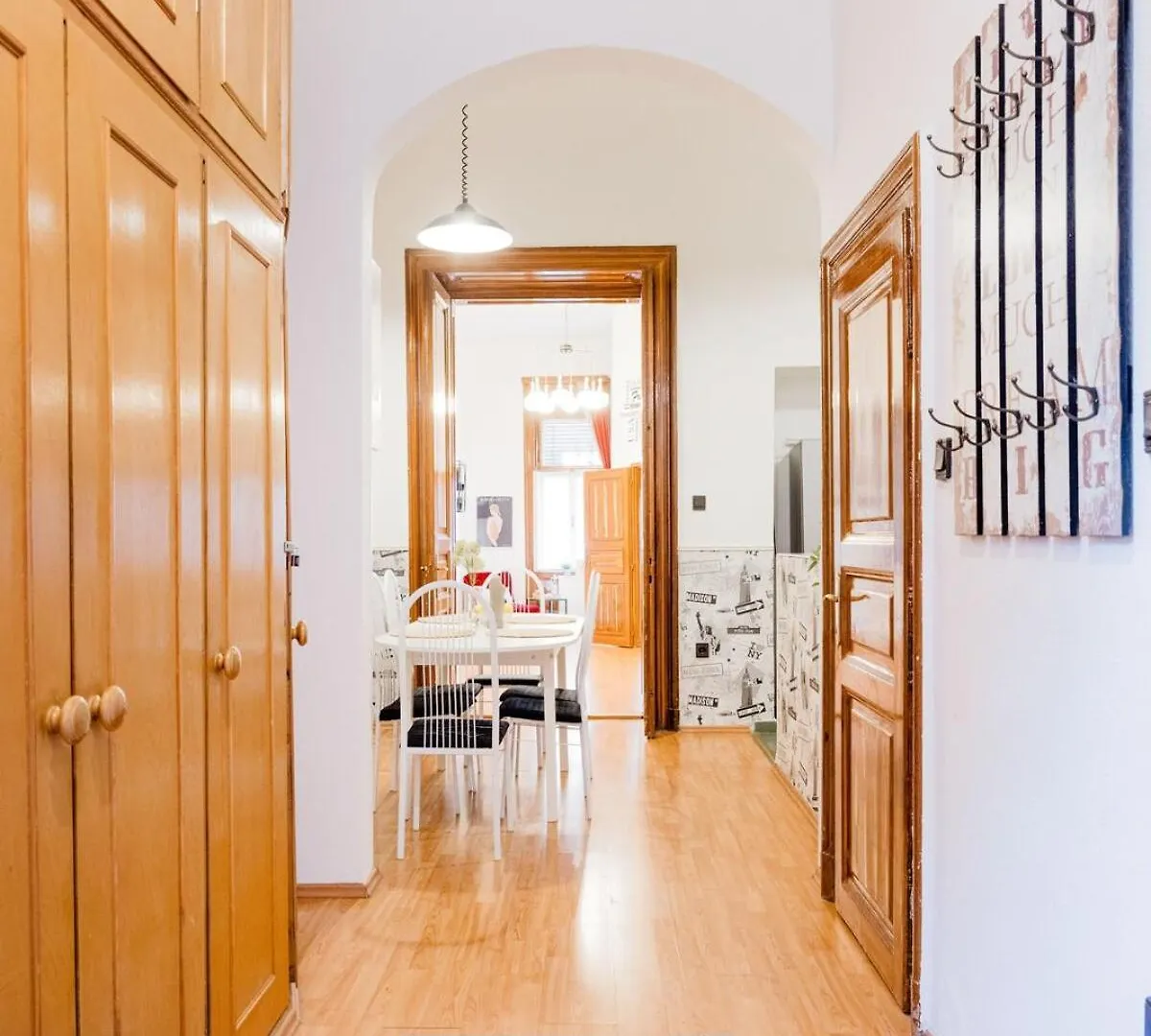 Mh008-Secluded Spacious Oasis-Best Location In Downtown Budapest 0*,